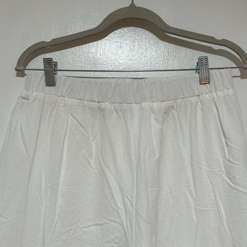 Miss Look wide-legged crepey-linens pants. Size large. Elastic waist. - Picture 2 of 3